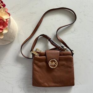 Michael Kors cross body tan bag. Many pockets and card holders